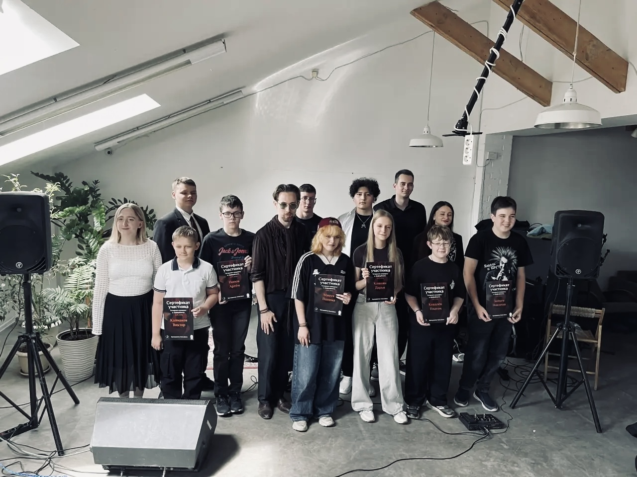 Преподаватель и ученики после выступления
